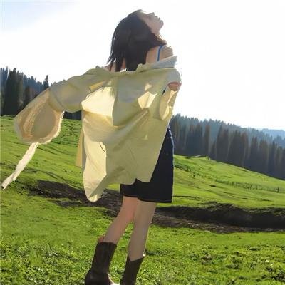 穿黄睡衣的女孩